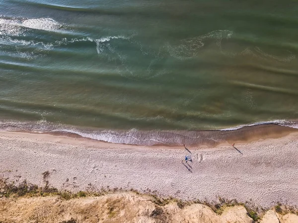 Dalgalı kumsal ve denizin havadan görünüşü — Stok fotoğraf