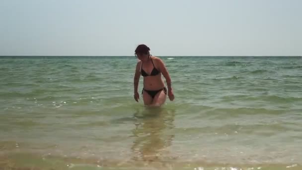 水下妇女在海里游泳 在海里玩乐的女孩 水下景观迷人的女人 — 图库视频影像