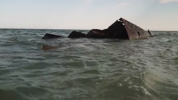 海の中で沈没船 撃たれた沈没船で海の眺め 古い船が海に墜落 — ストック動画