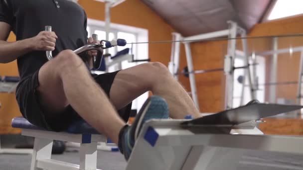 Bodybuilder Guy Dans Salle Gym Travaillant Avec Bar Serrer Améliorer — Video