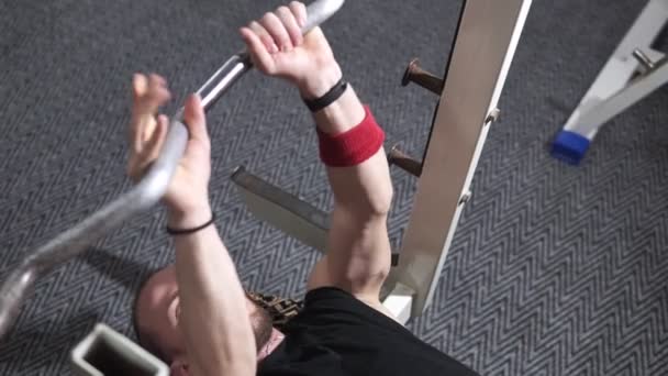 Мужчина Тренажерном Зале Поднимает Штангу Тренирует Мышцы Гирями Пауэрлифтинг — стоковое видео