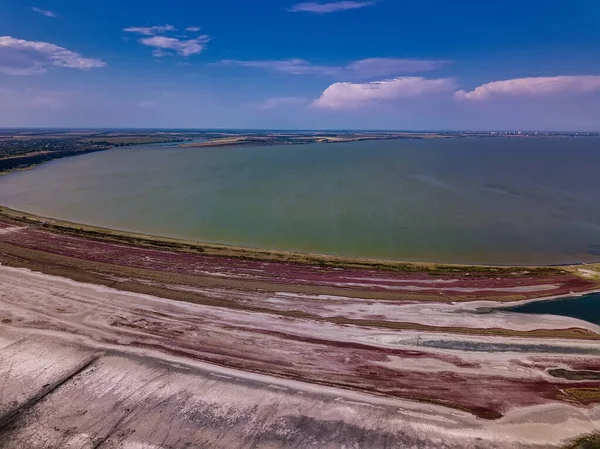 Verbazingwekkende schoonheid van het drogen van urortnoe estuarium van vogelvlucht. Bovenaanzicht van de kustzone van het ecologisch reservaat Curortnoe estuarium, Odessa, Oekraïne. Luchtzicht van drone naar zee estuaria in voorsteden — Stockfoto