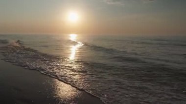 Güneşin doğuşunda deniz manzarası. Güzel deniz manzarası.