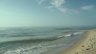 Güzel bir yaz gününde deniz manzarası. Deniz yüzeyi yakın çekim, küçük bulutlu mavi gökyüzü, açık ufuk, hiç kimse. Tatil ve tatil siteleri için güzel yaz arkaplanı.