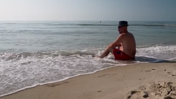 Взрослый Мужчина Шортах Сидит Пляже — стоковое видео