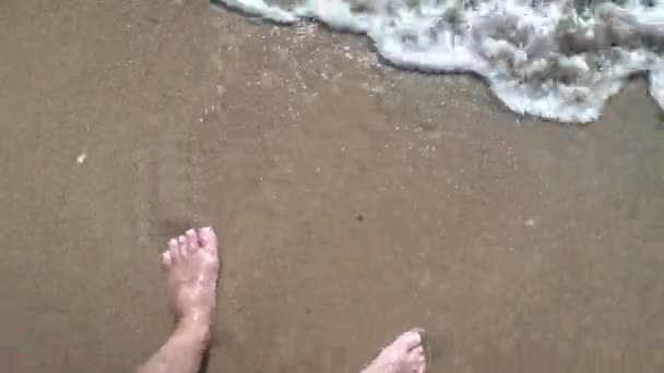 Erkek Bacakları Denizde Erkek Ayağı Deniz Kıyısında Erkek Ayakları — Stok video