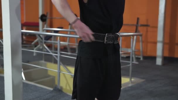 Άνθρωπος Στο Γυμναστήριο Ανυψώνει Barbell Προπόνηση Μυών Βάρη Powerlifting — Αρχείο Βίντεο