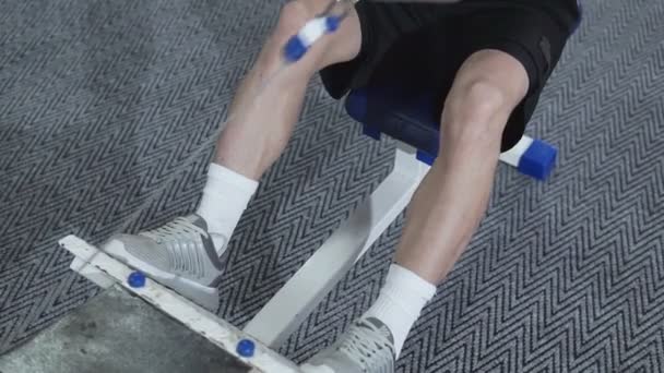 Guy Bodybuilder Gymmet Arbetar Med Bar Som Ska Skärpas Förbättra — Stockvideo