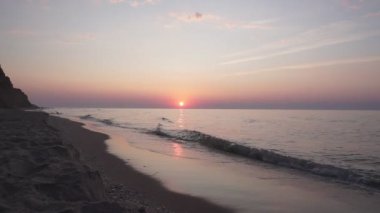 Güneşin doğuşunda deniz manzarası. Güzel deniz manzarası.