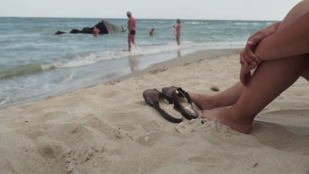 Mulher Bronzeada Pernas Praia Areia Conceito Viagem Pés Felizes Paraíso — Vídeo de Stock