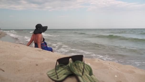 Accessori Spiaggia Sdraiato Sulla Sabbia Pantofole Uomo Occhiali Sole Sulla — Video Stock