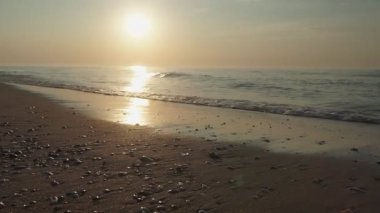 Güneşin doğuşunda deniz manzarası. Güzel deniz manzarası.