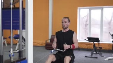 Spor salonunda vücut geliştiren bir adam, bir barla çalışıyor, trisepsleri geliştiriyor, büyük göğüs kası ve ön deltoid kası var. Aşk sporlarından anlayan, spor salonuna giden, sağlıklı beslenen...
