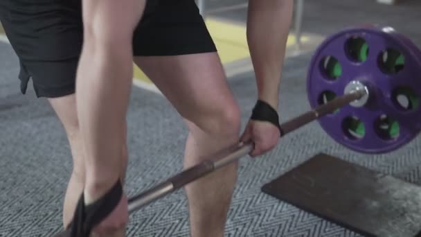 Hombre Gimnasio Levanta Barra Entrenamiento Muscular Con Pesas Levantamiento Pesas — Vídeos de Stock