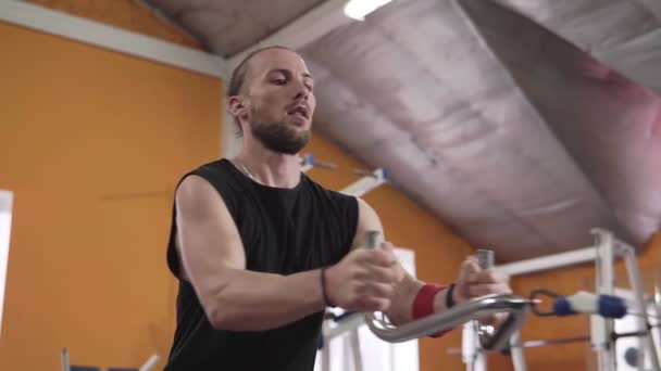 Guy Bodybuilder Gymmet Arbetar Med Bar Som Ska Skärpas Förbättra — Stockvideo