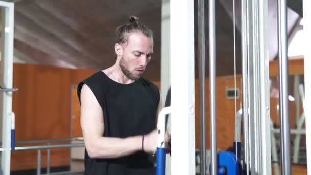 Spor Salonunda Vücut Geliştiren Bir Adam Bir Barla Çalışıyor Trisepsleri — Stok video