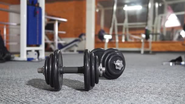 Homem Forte Levantar Peso Clube Desportivo Tipo Próximo Treinar Músculos — Vídeo de Stock