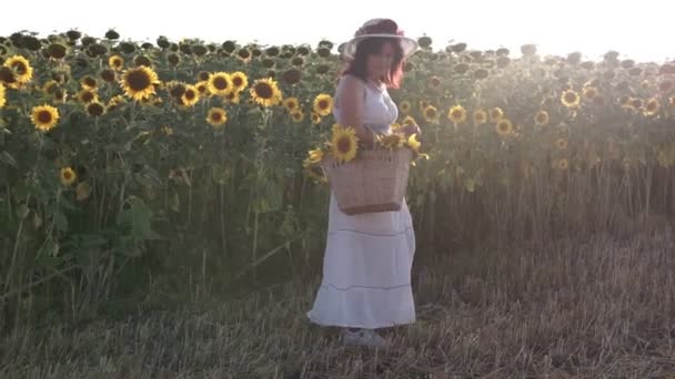 Una Mujer Con Sombrero Vestido Blanco Camina Sobre Campo Con — Vídeo de stock