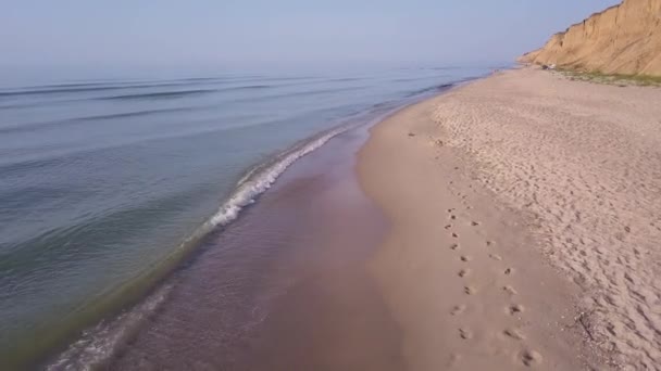 Lucht Uitzicht Het Strand Golven Van Zee Spetterend Goudkleurig Zand — Stockvideo