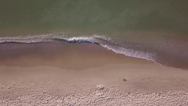 空中看海滩 看海浪在金黄的沙滩上飞溅 — 图库视频影像