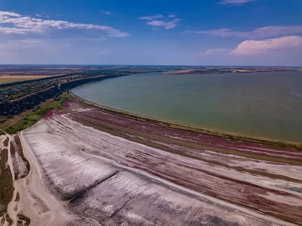 Erstaunliche Schönheit des Austrocknens der Urortnoe-Mündung vom Vogelflug. Draufsicht auf die Küstenzone des ökologischen Reservats curortnoe Mündung, Odessa, Ukraine. Luftaufnahme von der Drohne zu Meeresmündungen in der Vorstadt — Stockfoto