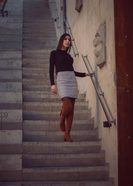 Lány modell megy le a lépcsőn az épület külső — Stock Fotó