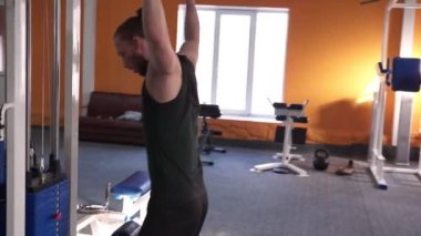 Spor salonunda vücut geliştiren bir adam, bir barla çalışıyor, trisepsleri geliştiriyor, büyük göğüs kası ve ön deltoid kası var. Aşk sporlarından anlayan, spor salonuna giden, sağlıklı beslenen...
