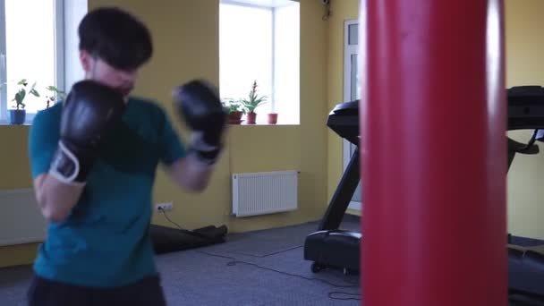 用提包把强壮而厚脸皮的年轻男子拳击手的拳打得紧紧的 — 图库视频影像