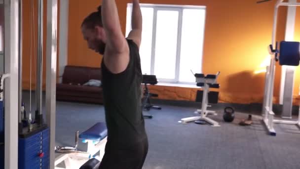 Guy Bodybuilder Sportschool Werken Met Een Bar Worden Aangescherpt Verbetering — Stockvideo