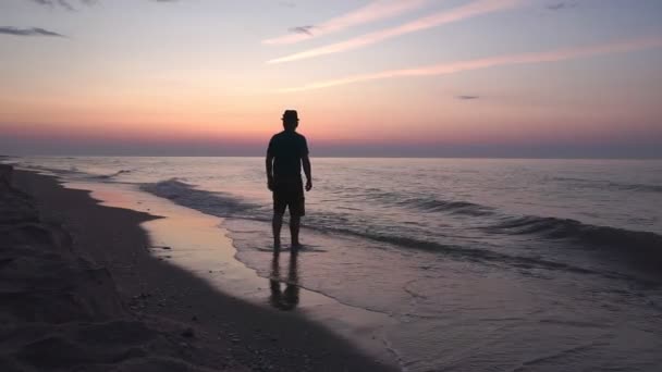 Silueta Muže Který Mírumilovně Kráčí Opuštěné Pláži Úsvitu Přímořská — Stock video