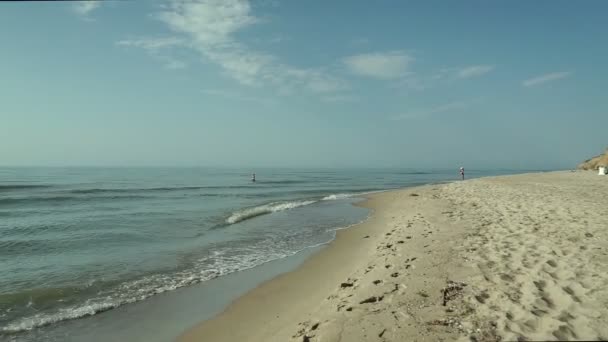 Havsutsikt Den Fina Sommardagen Havsytan Närbild Blå Himmel Med Små — Stockvideo