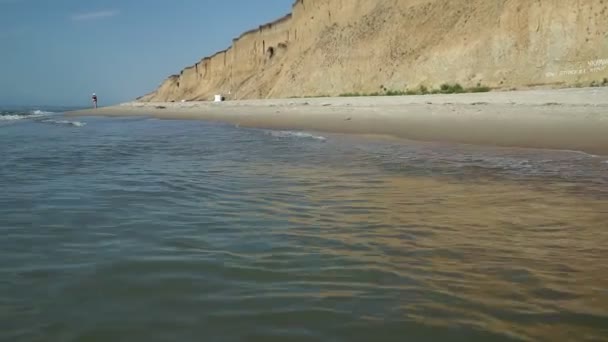 Havsutsikt Den Fina Sommardagen Havsytan Närbild Blå Himmel Med Små — Stockvideo