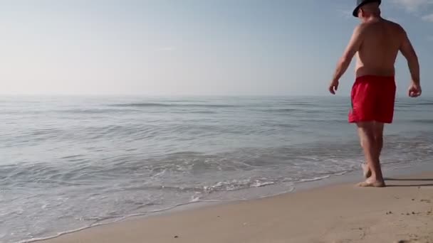 Glücklicher Erwachsener Mann Steigt Ins Meerwasser — Stockvideo