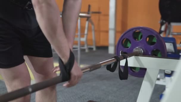 Hombre Gimnasio Levanta Barra Entrenamiento Muscular Con Pesas Levantamiento Pesas — Vídeo de stock
