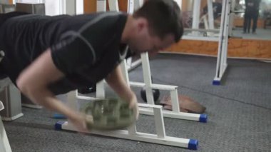 Kilolu bir adam spor salonundaki bir bankta egzersiz yapıyor. Fitness Sağlıklı Yaşam Tarzı