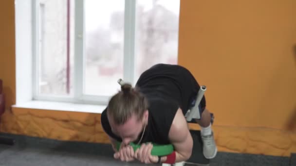 Ένας Υπέρβαρος Άντρας Κάνει Μια Άσκηση Στρίβοντας Ένα Παγκάκι Ένα — Αρχείο Βίντεο