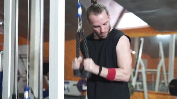 Culturista Guy Gimnasio Trabajando Con Una Barra Para Ser Apretado — Vídeo de stock