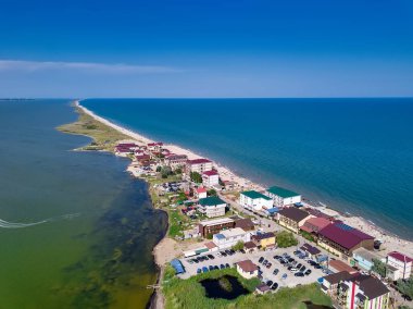 Ukrayna 'nın Odessa bölgesindeki Curortnoe deniz tükürük merkezi. Plaj ve denizin havadan görünüşü.
