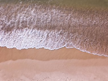 Dalgalı kumsal ve denizin havadan görünüşü