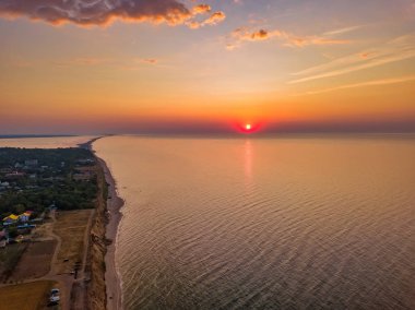 Göksel panoramik gündoğumu manzarası. Gökyüzü, bulutlar ve sudan başka bir şey yok. Güzel sakin sahne