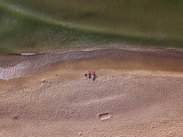 Fotka Drona Pár Leží Pláži Horní Pohled — Stock fotografie