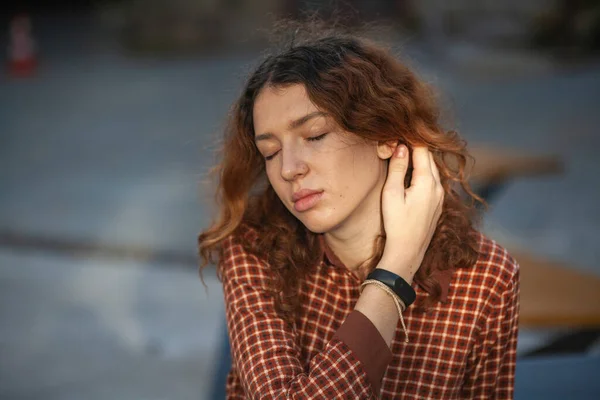 Sonhando Jovem Mulher Com Cabelo Encaracolado Gengibre Vermelho Espetacular Olhando — Fotografia de Stock