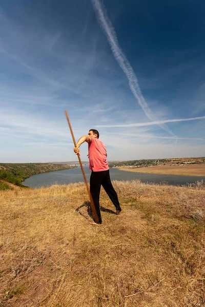 Een Man Bezig Met Curatieve Gymnastiek Met Een Paal Natuur — Stockfoto