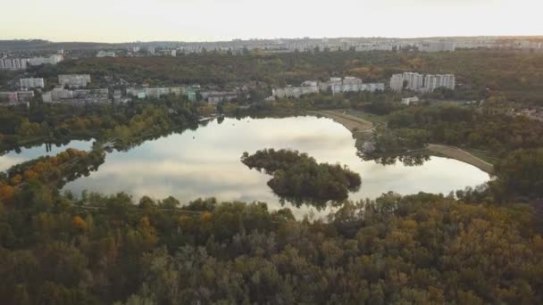 Luchtbeelden Boven Echo Park Lake Stadspark Herfst Dag Kishinev Hoofdstad — Stockvideo