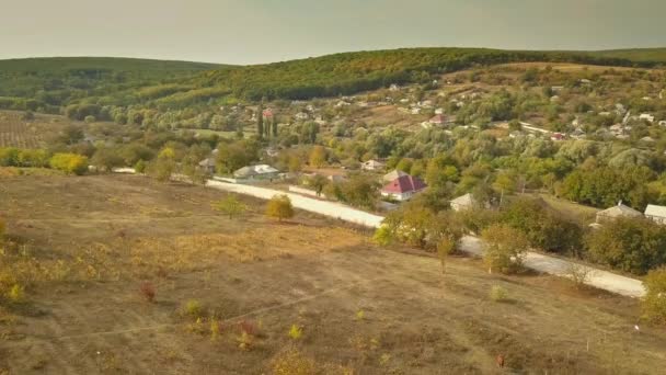 Aerial Tiro Drone Sobre Uma Pequena Aldeia Cercada Pela Cor — Vídeo de Stock