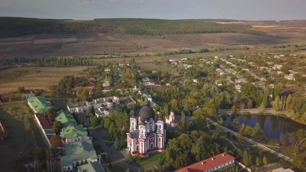 Полет Над Христианским Монастырем Окружении Осеннего Леса Kurky Monastery Moldova — стоковое видео