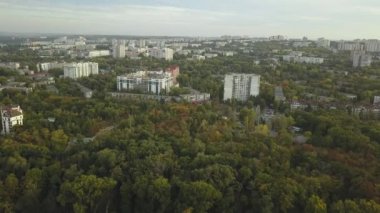 Sonbahar şehri manzarası. Hava görüntüleri. Binaların üzerinden uçup, park etmek..
