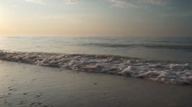 Güneşin doğuşunda deniz manzarası. Güzel deniz manzarası.