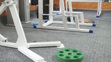 Kilolu bir adam spor salonundaki bir bankta egzersiz yapıyor. Fitness Sağlıklı Yaşam Tarzı