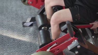 Spor salonunda vücut geliştiren bir adam, bir barla çalışıyor, trisepsleri geliştiriyor, büyük göğüs kası ve ön deltoid kası var. Aşk sporlarından anlayan, spor salonuna giden, sağlıklı beslenen...